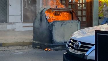 Una vez más, quemaron un contenedor de Capital: buscan a los responsables