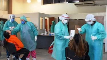 No descartan hacer hisopados a los maestros cuando se reinicien las clases