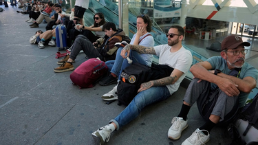 Pasajeros varados en Atocha por el apagón en España. Foto: AP