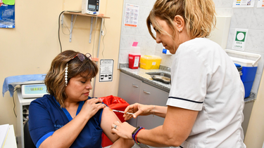 Comienza la colocación de la segunda dosis vacunación contra el dengue en San Juan.