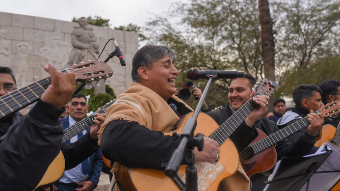 El acto oficial por la Fundación de San Juan estuvo acompañado por una serenata interpretada con 100 guitarras. El acto oficial por la Fundación de San Juan estuvo acompañado por una serenata interpretada con 100 guitarras.
