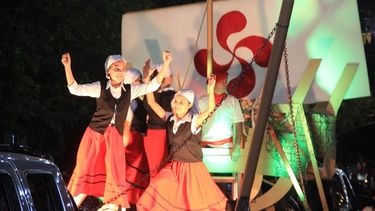 Las colectividades volvieron a brillar en la noche del Carrusel