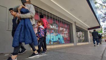 Alto acatamiento del feriado del día del empleado de comercio en San Juan