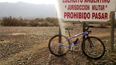 Alerta porque la gente se mete en un campo militar con explosivos