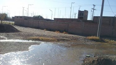 Lectora denuncia derroche de agua por un canal que se desbordó