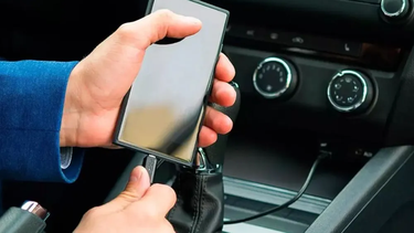 Conectar el celular al cargador USB del auto no es una buena idea.