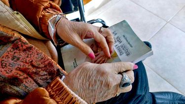Tiene 90 años, escribió 10 libros en el Hogar de Ancianos y hoy la biblioteca del lugar lleva su nombre
