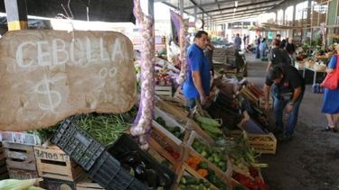Mirá cuáles son los precios de verduras y carne en la feria de Capital