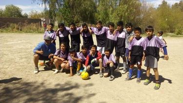 Una escuelita de fútbol que ayuda a sacar niños de la calle necesita un transporte para poder jugar