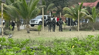 Hallaron cinco cabezas humanas colgadas de un cartel en una playa turística en la ciudad de Puerto López (Imagen Policía Nacional de Ecuador).