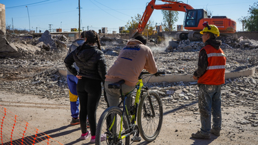 La descomunal tarea que se desarrolla en Pocito para demoler los 16 cilindros de 12 metros de alto que fueron parte de una antigua bodega.