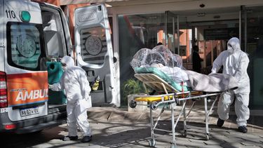 Murió una abuela por coronavirus: estaba internada en una residencia de adultos