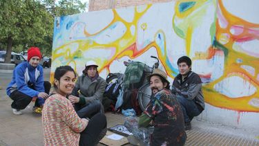 Una horda de grafiteros embellece San Juan