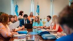 La paritaria docente se abrió este mes para asegurar un normal inicio de clases que se complica por el llamado a paro de los gremios docentes UDA y UDAP. La paritaria docente se abrió este mes para asegurar un normal inicio de clases que se complica por el llamado a paro de los gremios docentes UDA y UDAP.