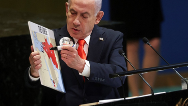 Benjamín Netanyahu, primer ministro de Israel, muestra a la sala un mapa que utilizó el año pasado.&nbsp; &nbsp;