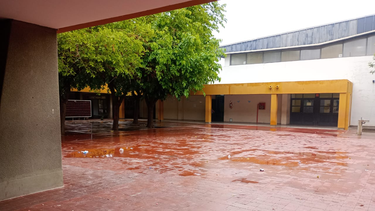 Una de las escuelas de gestión pública en Capital que fue afectada por las lluvias. Los alumnos debieron ser retirados después de las 9 por las condiciones de la infraestructura. Algunos grados se debieron trasladar por presencia de agua dentro de las aulas. Incluso se cortó la luz.
