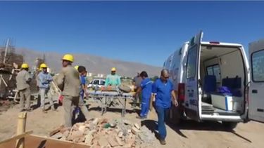Dos obreros terminaron internados después de que se les cayó una pared encima
