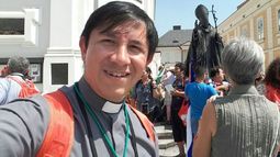 Video: un cura sanjuanino esquivó la seguridad polaca y llegó al Papa