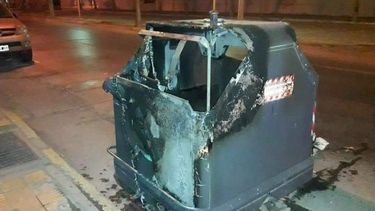 Videos: en dos años, le prendieron fuego a 19 contenedores en Capital