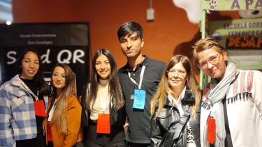 Alumnos sanjuaninos crearon un dije con código QR para que usen las personas que sufren problemas de salud.