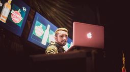 Es DJ, extravió su computadora y apela a la solidaridad de un taxista