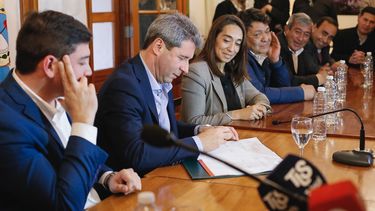 El gobernador Uñac firmó este jueves un acuerdo con las máximas autoridades de los municipios de Iglesia, Calingasta, Zonda y Caucete