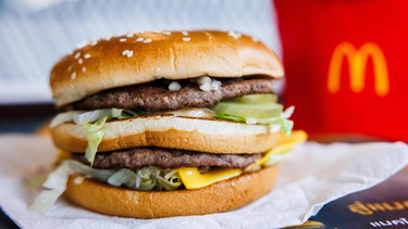 Una reconocida cadena de comida de Estados Unidos, en la mira por la muerte de una persona tras comer hamburguesas