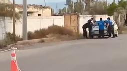 El lugar en el que fue hallada la joven, quien permanecía tendendia en el asfalto. Foto: captura Radio San Blas. El lugar en el que fue hallada la joven, quien permanecía tendendia en el asfalto. Foto: captura Radio San Blas.