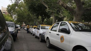 Peones de Taxis “en alerta” y confiados de que en San Juan Uber “no entra”
