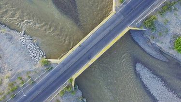 Maravillosa postal aérea del río San Juan con caudal abundante