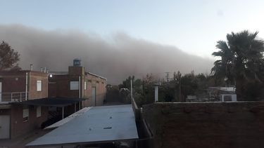 Oscuridad total y explosión: el video del minuto a minuto de la llegada del viento a San Juan