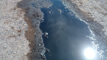 Ambiente desarrolló un operativo para evitar la expansión de la contaminación tras un derrame cloacal.
