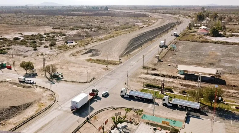 En octubre de 2017, se conocía que Vialidad Nacional adjudicaba a la empresa mendocina Green la obra de convertir en autopista la Ruta 40 Sur, camino a Mendoza. En diciembre de 2019, la constructora se presentó en concurso de acreedores y abandonó los trabajos con muy poco avance. Recién a mediados de 2021 se pudo destrabar la compleja maraña jurídica y rescindir el contrato a la empresa para poder relicitar. La relicitación se lanzó en febrero de 2022 y se abrieron los sobres en julio de ese año. 