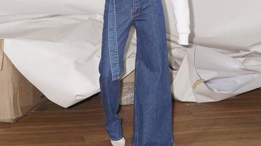 La primera extravagancia de la moda este año: jeans asimétricos