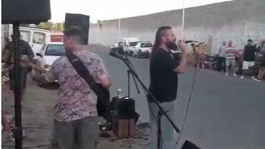La Oveja Negra y los García sorprendió con un concierto callejero en Capital