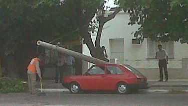 En Santa Lucía el viento tiró un poste y cayó sobre un auto