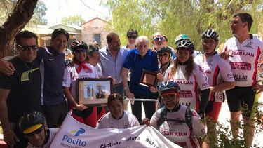 Uno de los baluartes del ciclismo fue a cumplir una promesa a la Difunta Correa