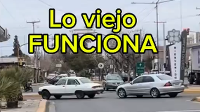 Lo viejo funciona: el video del auto de antaño tirando un coche de alta gama en San Juan