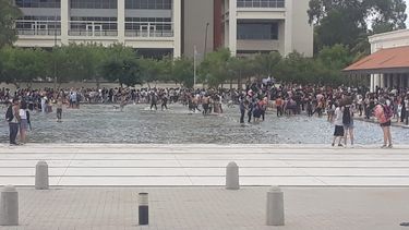 Alumnos sanjuaninos celebraron el último día del secundario bañándose en la Plaza del Bicentenario