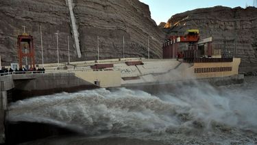 Un espectáculo inusual: el dique de Ullum descargando agua