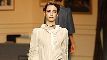 Hombreras marcadas, el ataque ochentoso de la moda