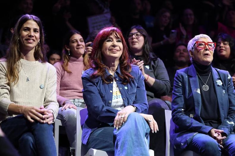 Cristina Kirchner junto a Teresa Parodi y la senadora sanjuanina Mar&iacute;a Celeste Gim&eacute;nez Navarro