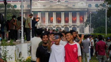 Arde Nepal: estallido popular, quema de edificios públicos, muertos, y altos funcionarios perseguidos en las calles