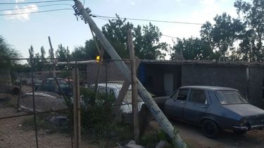 Pasaron ocho horas con los cables del alumbrado en el techo