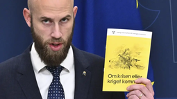 El Ministro de Defensa Civil de Suecia, Carl-Oskar Bohlin, presenta la nueva versión del folleto Si llega la crisis o la guerra en Estocolmo, Suecia.