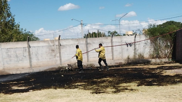 Tiraron un cigarrillo al patio de una escuela sanjuanina y generaron un incendio