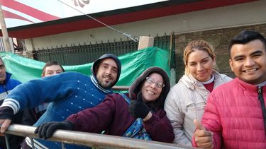 Congelados pero contentos: una fila eterna para retirar entradas para Tinelli