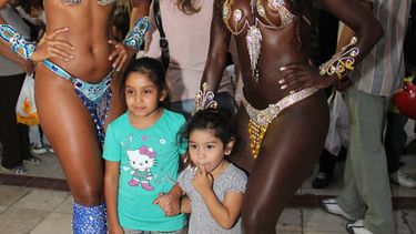Batucada y hermosas chicas en la peatonal sanjuanina
