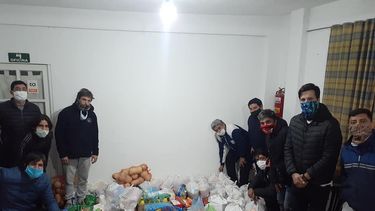 Futbolistas solidarios: repartieron 150 bolsones de mercadería y ya piensan en una segunda entrega