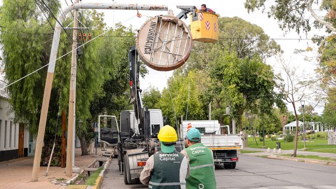 Capital realizó un operativo especial para descolgar carteles peligrosos